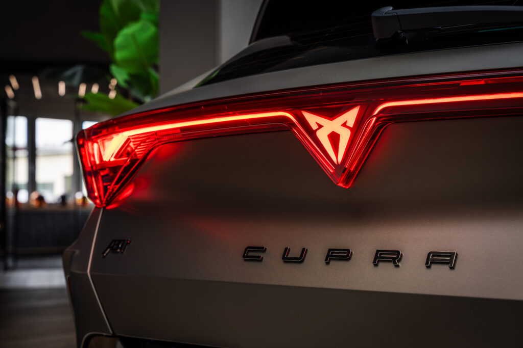 ABT-CUPRA-FORMENTOR napis na klapie