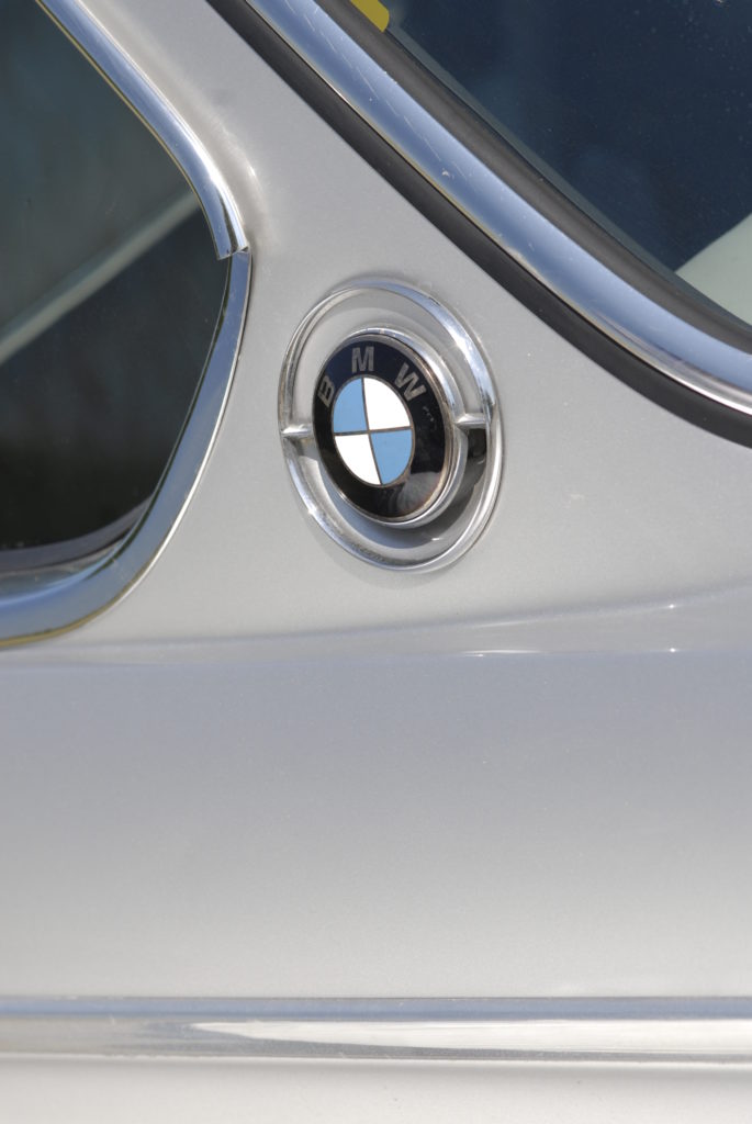 BMW E9 2800 CS logo BMW na słupku tylnym
