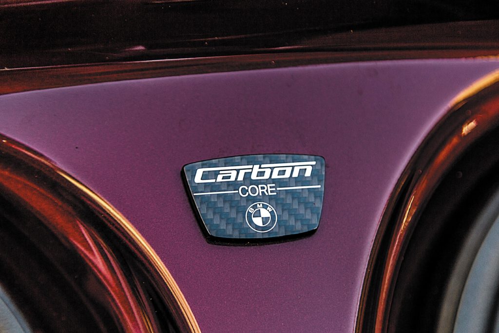 BMW 750i G11 logo carbon córę