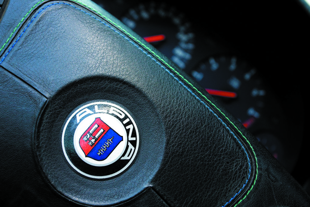 BMW-Alpina-B10-3.3-logo Alpina na kierownicy