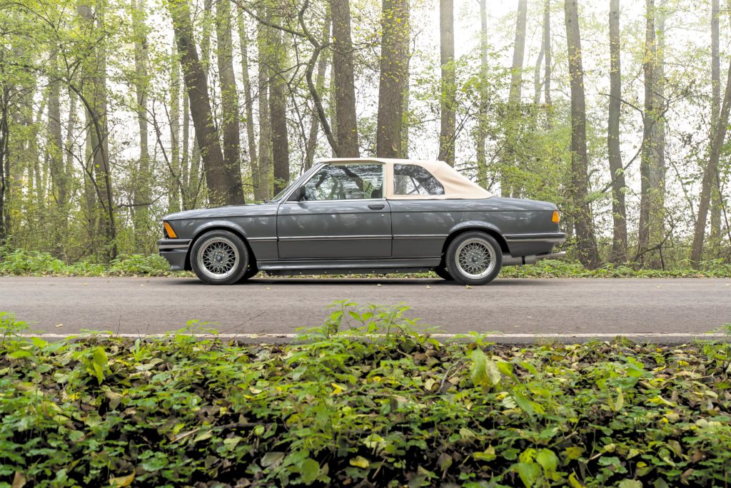 BMW-E21-Convertible-Peters-Tuning-widoz boku z założonym dachem
