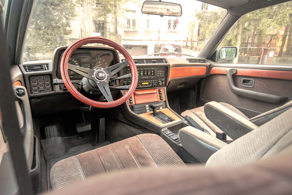 BMW E23 735i kokpit