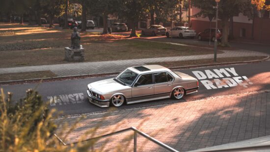 BMW E23 735i auto na ulicy