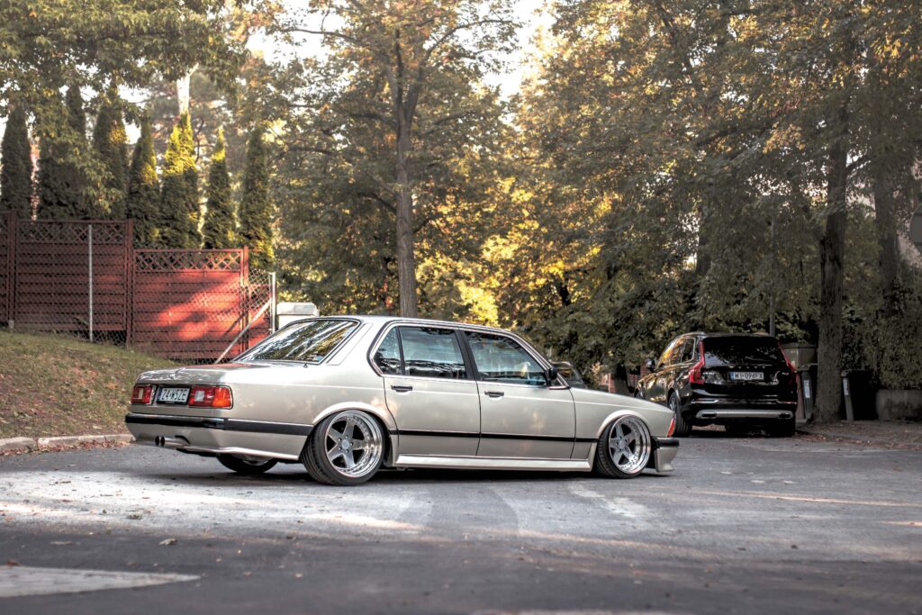 BMW E23 735i widok z boku