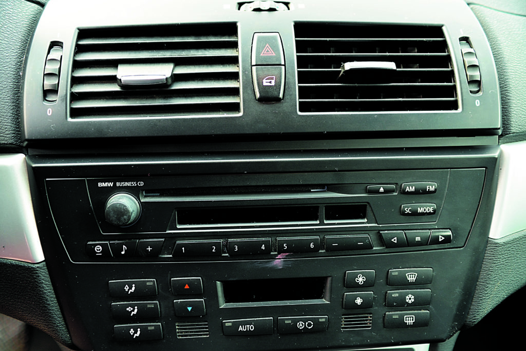 BMW-X3-20d-E83-panel audio i klimatyzacji