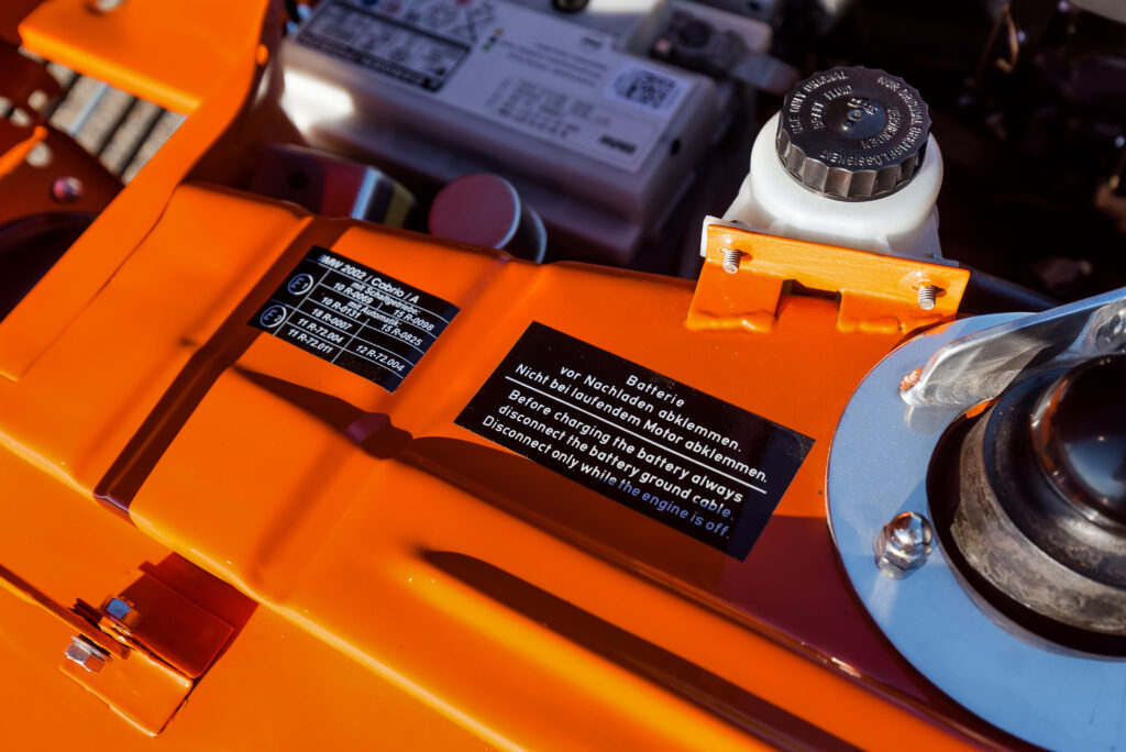 BMW_2002 _inka_orange nalepki w komorze silnika