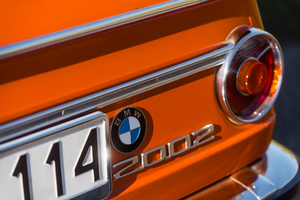 BMW_2002 _inka_pomarańczowy napis 2002