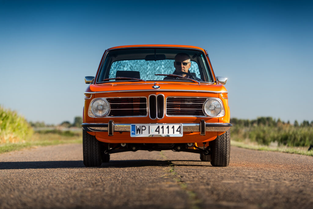 BMW_2002 _inka_pomarańczowy widok z przodu