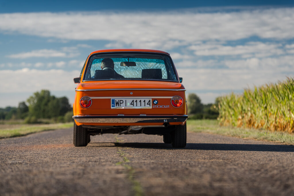 BMW_2002 _inka_orange widok od tyłu