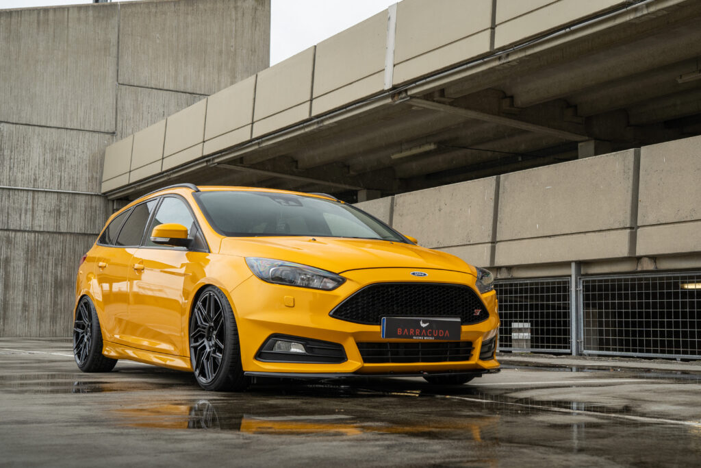 Ford_Focus_ST_felgi_Dragoon_Barracuda_widok z przodu