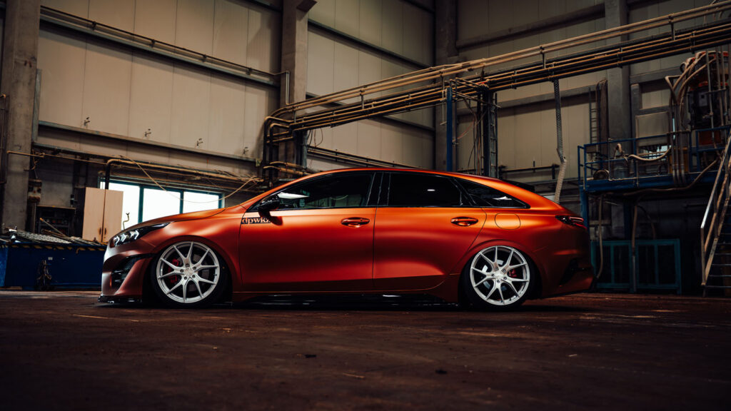 Kia_ProCeed_ z_felgami_Barracuda_Inferno_ z_boku