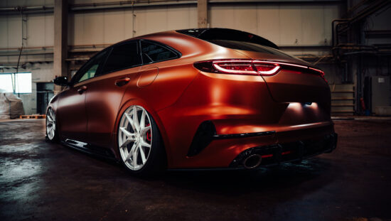 Kia_ProCeed_ z_felgami_Barracuda_Inferno_ od_tyłu