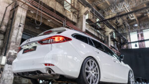 Tuning Mazdy 6 z kołami Barracuda Project 2 widok od tyłu