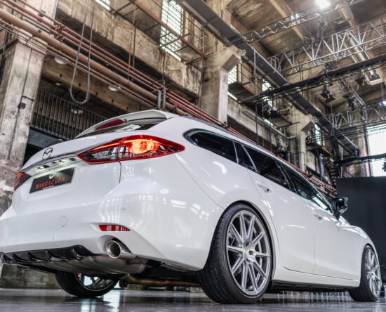 Tuning Mazdy 6 z kołami Barracuda Project 2 widok od tyłu