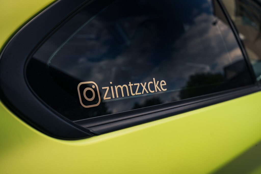 tuning BMW 220i F22 logo na szybie