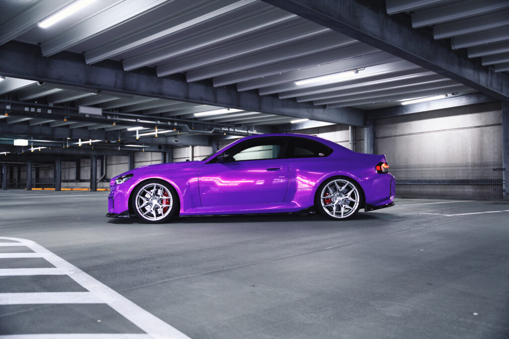 Tuning BMW M2 G87 auto z boku