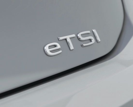 Napis na masce Volkswagena Golfa 1.5 eTSI
