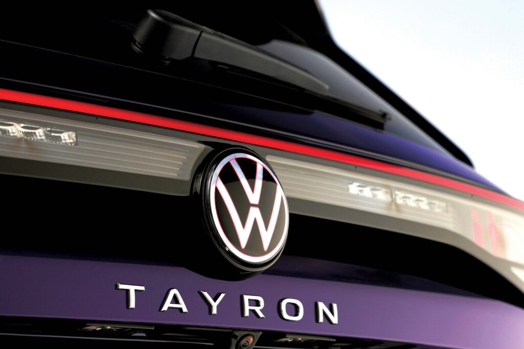 VW Tayron logo na masce