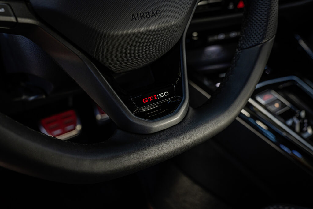 Logo na kierownicy Golf GTI Edition 50