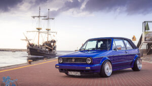 Golf 1 cabrio w porcie na tle żaglowca podczas Baltic Treffen