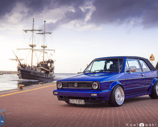 Golf 1 cabrio w porcie na tle żaglowca podczas Baltic Treffen