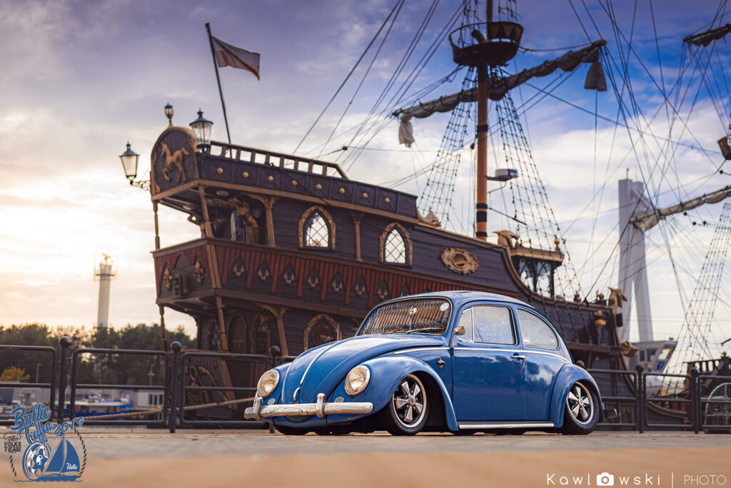 VW Garbus na tle żaglowca podczas Baltic Treffen