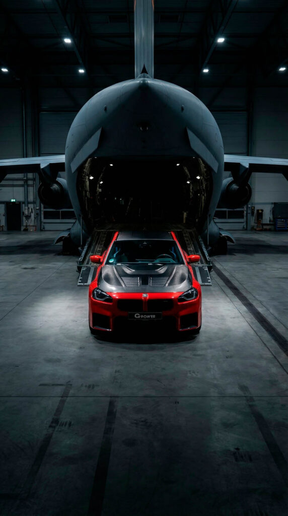 G-POWER_M2_G87_Venturi auto na tle samochodu