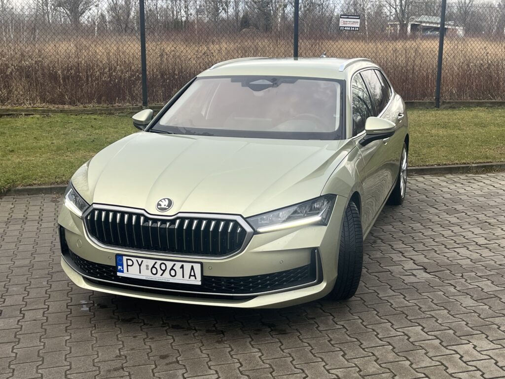 Skoda Superb Kombi widok z przodu