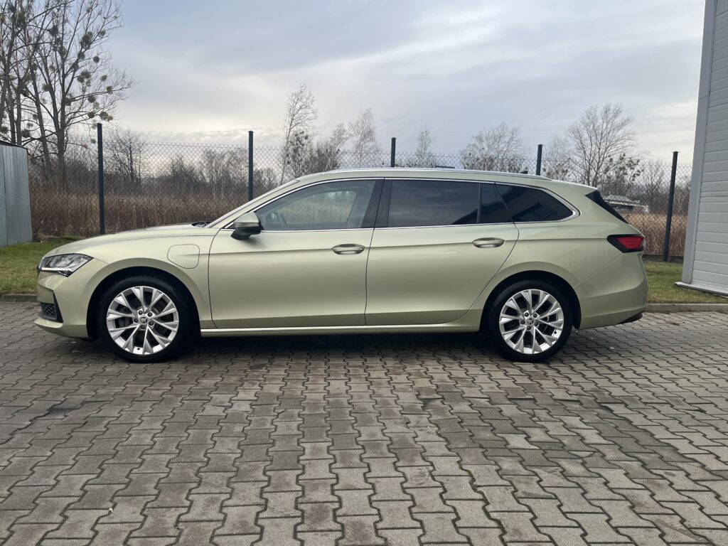 Skoda Superb Kombi widok z boku