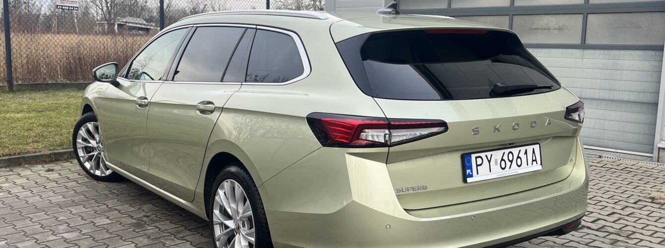 Skoda Superb Kombi widok od tyłu
