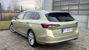 Skoda Superb Kombi widok od tyłu