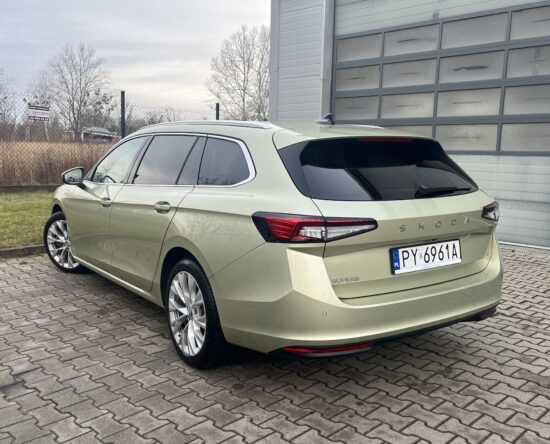 Skoda Superb Kombi widok od tyłu