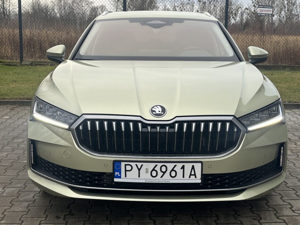 Skoda Superb Kombi widok z przodu