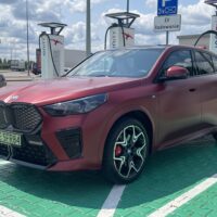 BMW iX2 Drive 30 podczas ładowania