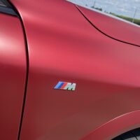 BMW iX2 Drive 30 znaczek M na błotniku