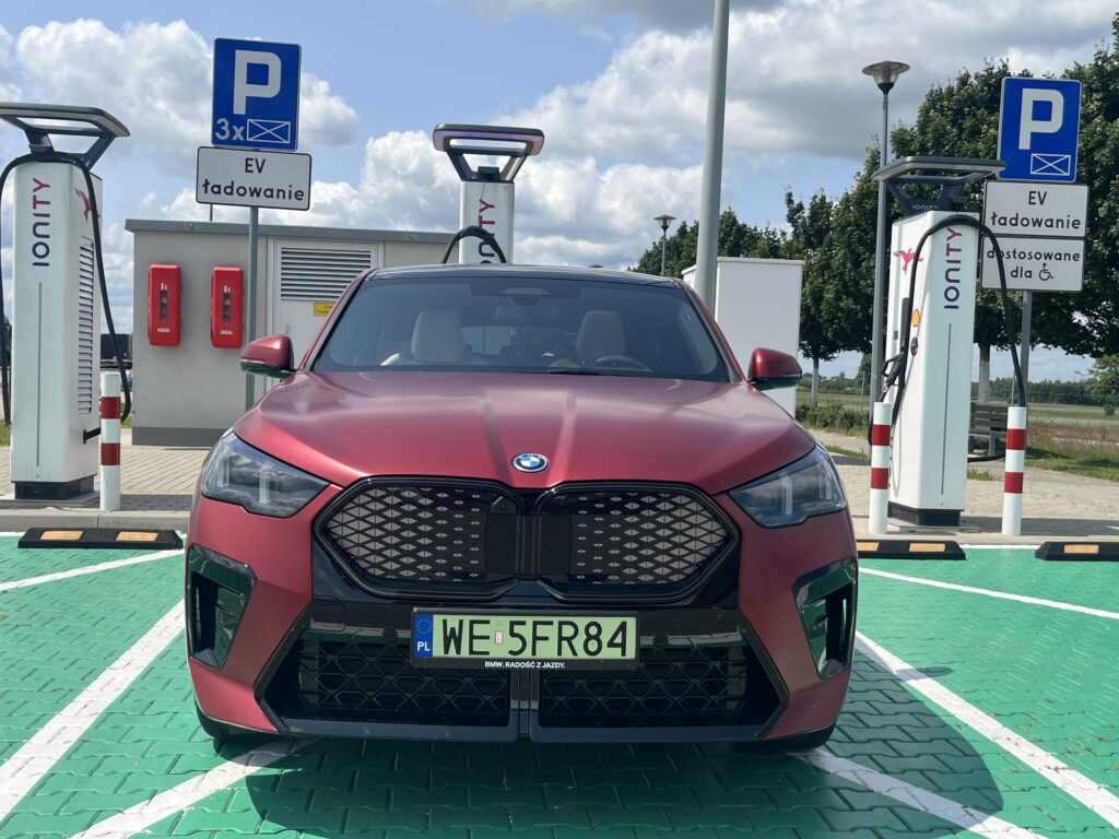 BMW iX2 Drive 30 na stacji ładowania