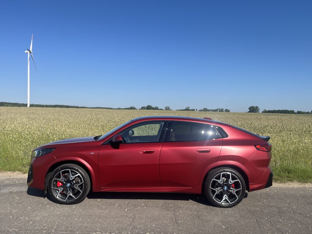 BMW iX2 Drive 30 na tle wiatraków prądowych