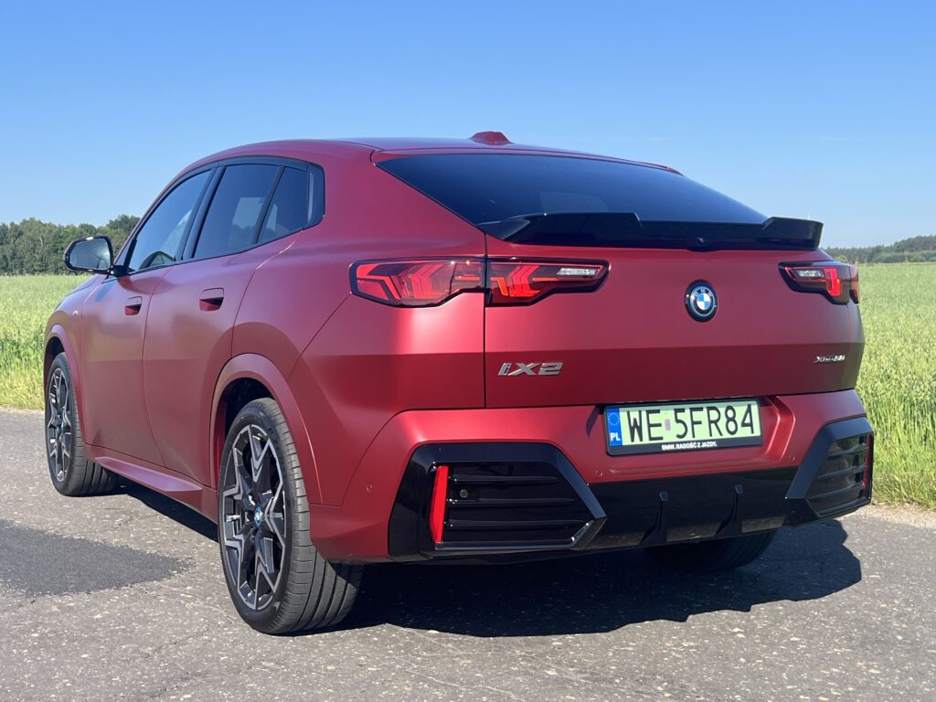 BMW iX2 Drive 30 widok z tyłu