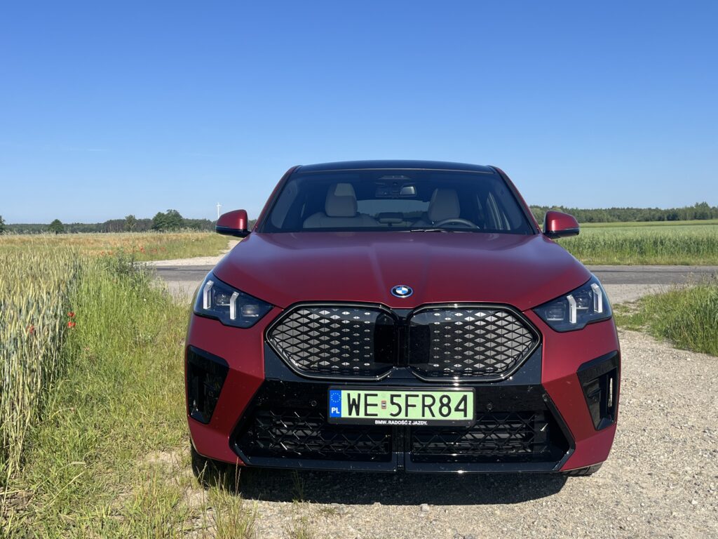 BMW iX2 Drive 30 widok z frontu