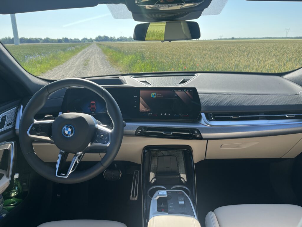 BMW iX2 Drive 30 kokpit 2