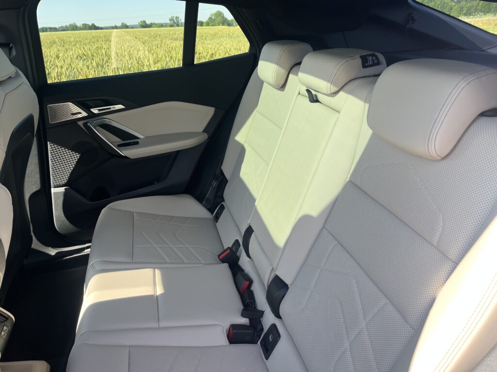 BMW iX2 Drive 30 kanapa pasażerska