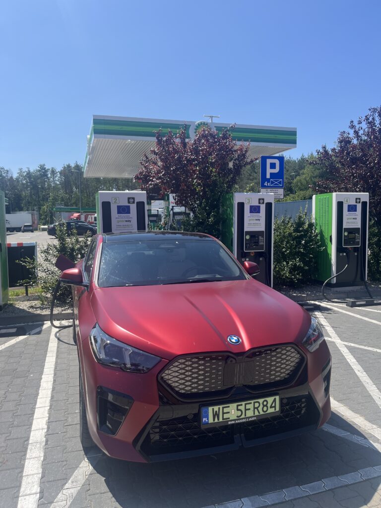 BMW iX2 Drive 30 podczas ładowania