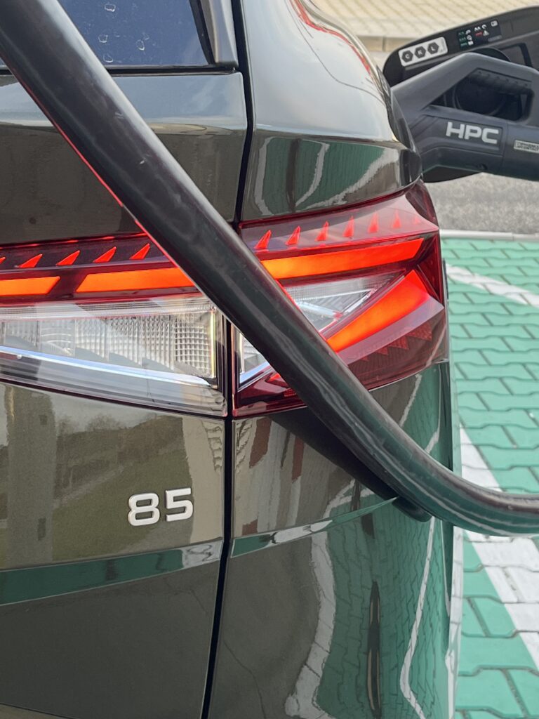 Skoda Enyaq 85 ładowanie auta