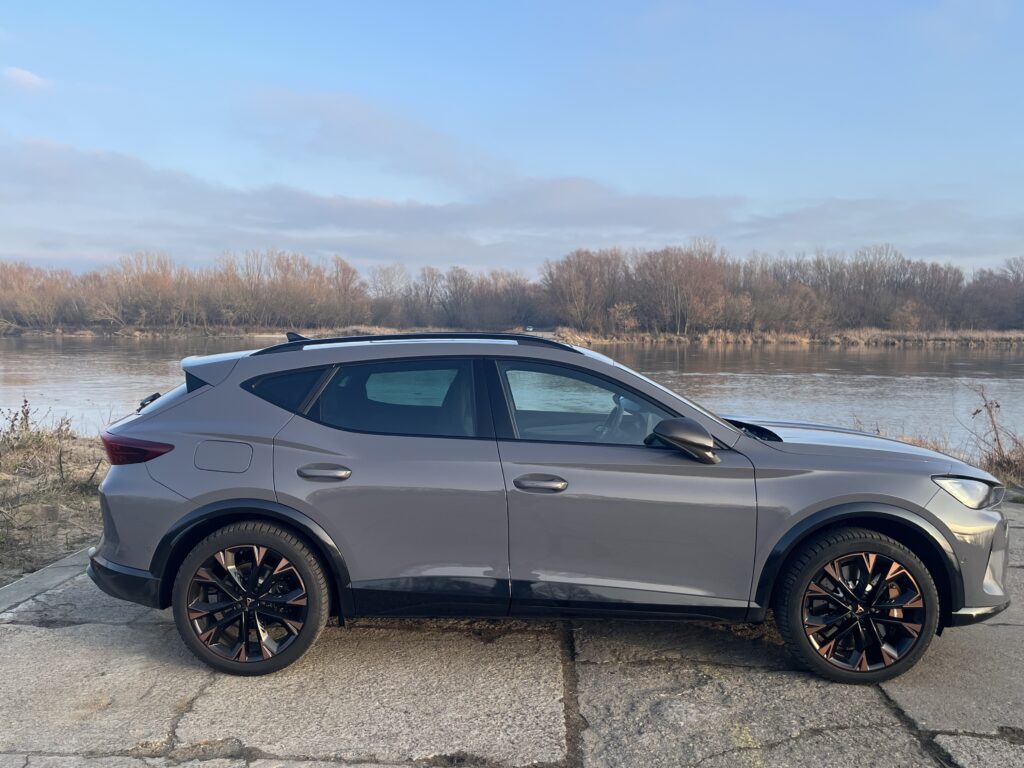 Cupra Formentor VZ PHEV z boku