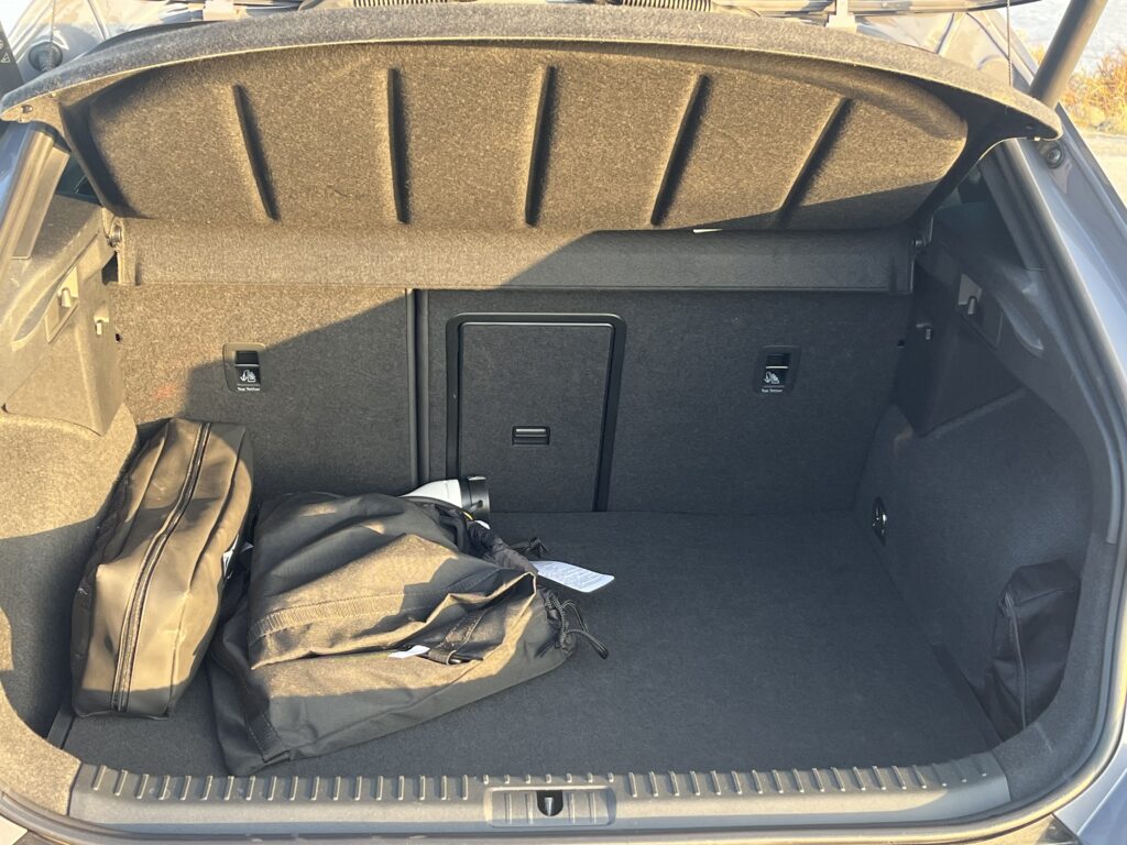 Cupra Formentor VZ PHEV bagażnik z kablami do ładowania