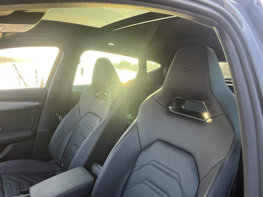 Cupra Formentor VZ PHEV fotele kubełkowe i szyberdach