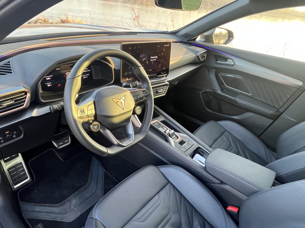 Cupra Formentor VZ PHEV widok na kabinę