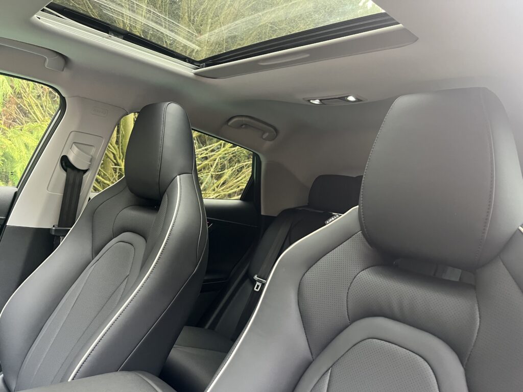 Omoda 5 1.6 TGD-i okno dachowe