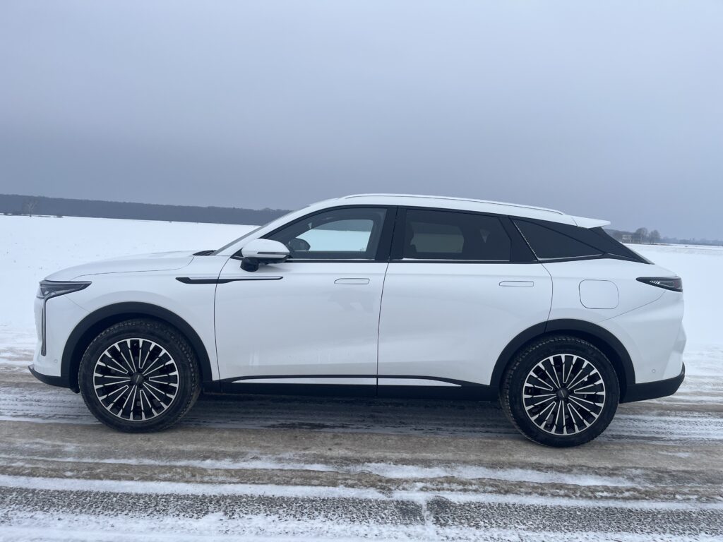 Omoda 9 Super Hybrid widok z boku