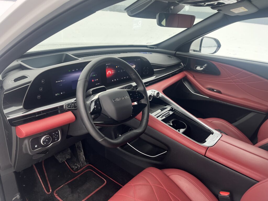 Omoda 9 Super Hybrid widok na kokpit